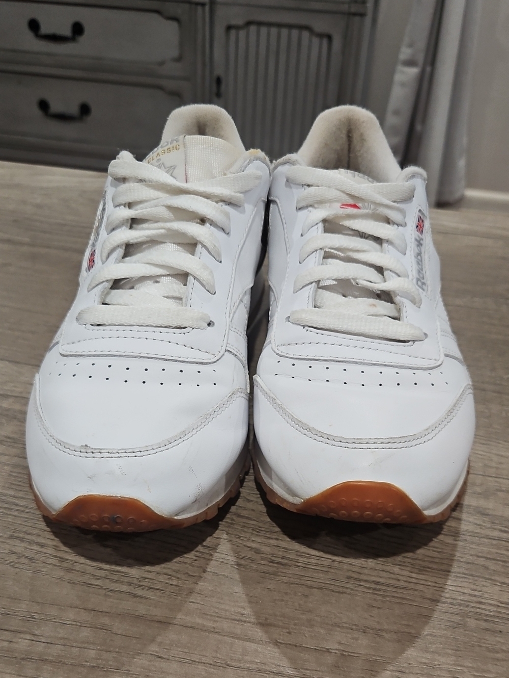 Reebok White Leather Women's Sneakers with Gum Outsole size 8.5 - Picture 2 of 11